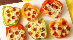 Mini pizzas with bell peppers, cheese and pizza sauce